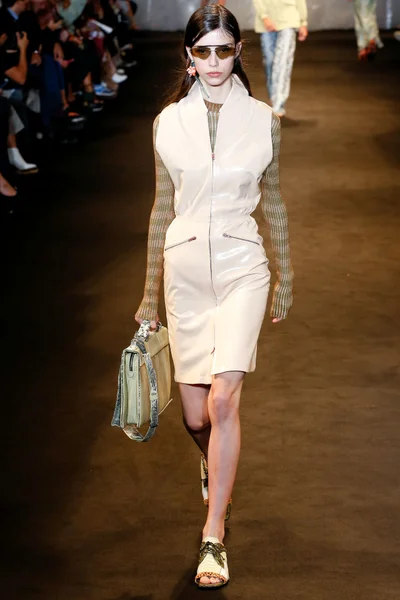 Look 10